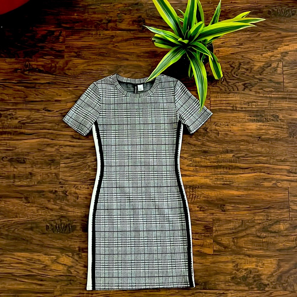 H&M WOMEN’S SIZE S Sporty plaid mini dress 🏁❤️